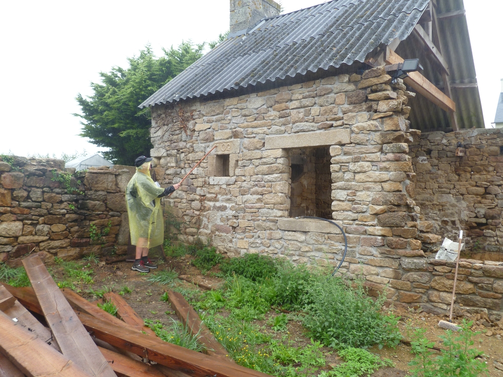 Vieux bâtiment à Penguilly, avec la date de 1702