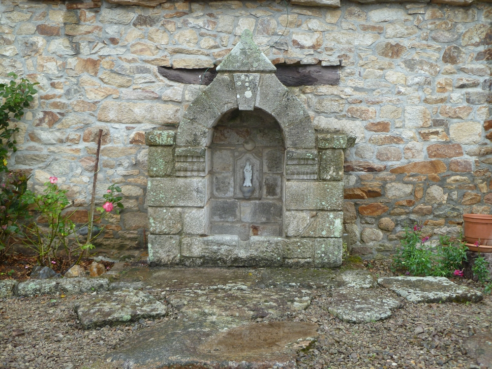 Fontaine du Couédic, déplacée dans la cour de la ferme