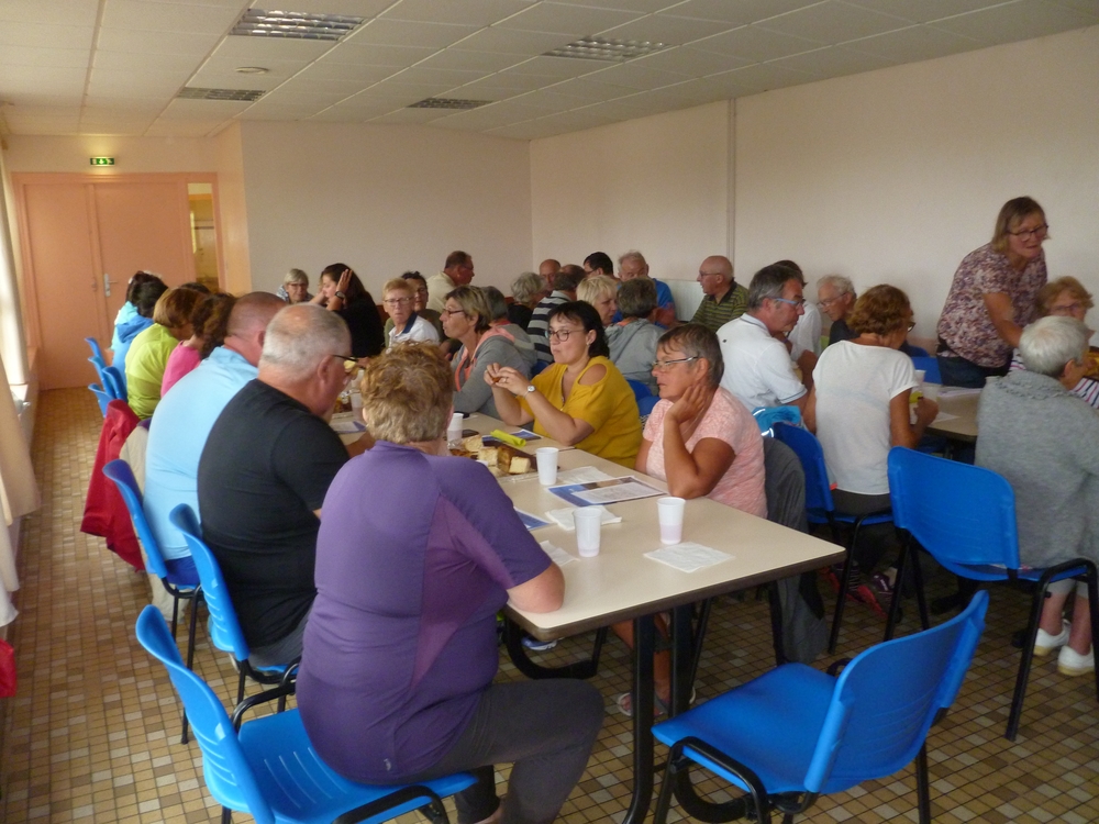 Le goûter à la salle Ti an Holl après 18 km de marche